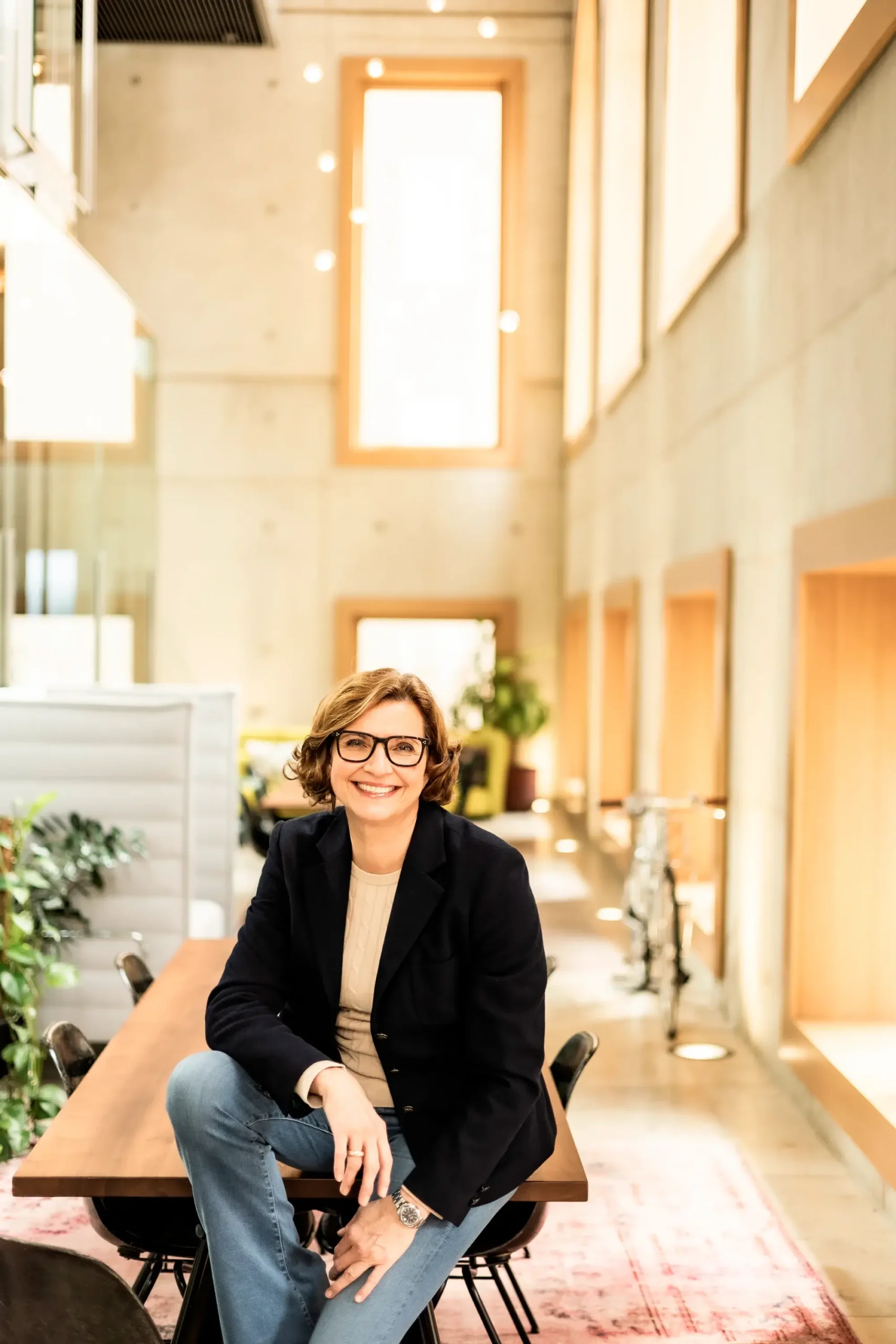 Anette Buck Coaching Anette in einer lichtdurchfluteten Halle